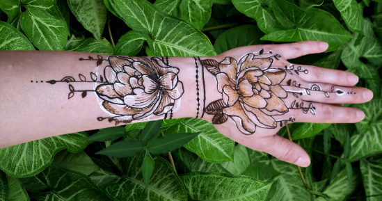henna ruce květy
