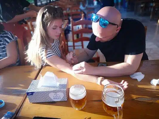 Stanoviště s malováním hennou na firemním teambuildingu
